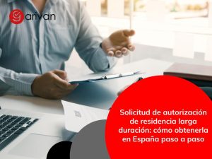 Descubre cómo hacer la solicitud de autorización de residencia larga duración, requisitos, documentación y plazos para obtenerla en España.